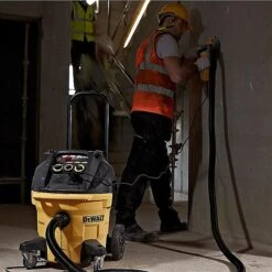 DeWalt DWV902M Dust Extractor 38 Litre Wet & Dry Vacuum -Outlet The Build Edge Store 0043574 700