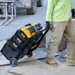 DEWALT DCB104 8A 4 Port Fast Charger For 18V XR & 54V FlexVolt -Outlet The Build Edge Store 0103724 700